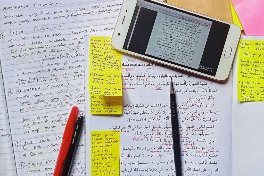 Cours en ligne sur le Fiqh (jurisprudence islamique) - Illustration d'un moment d'apprentissage pendant la session de cours de Fiqh à l'Académie EternalLearn
