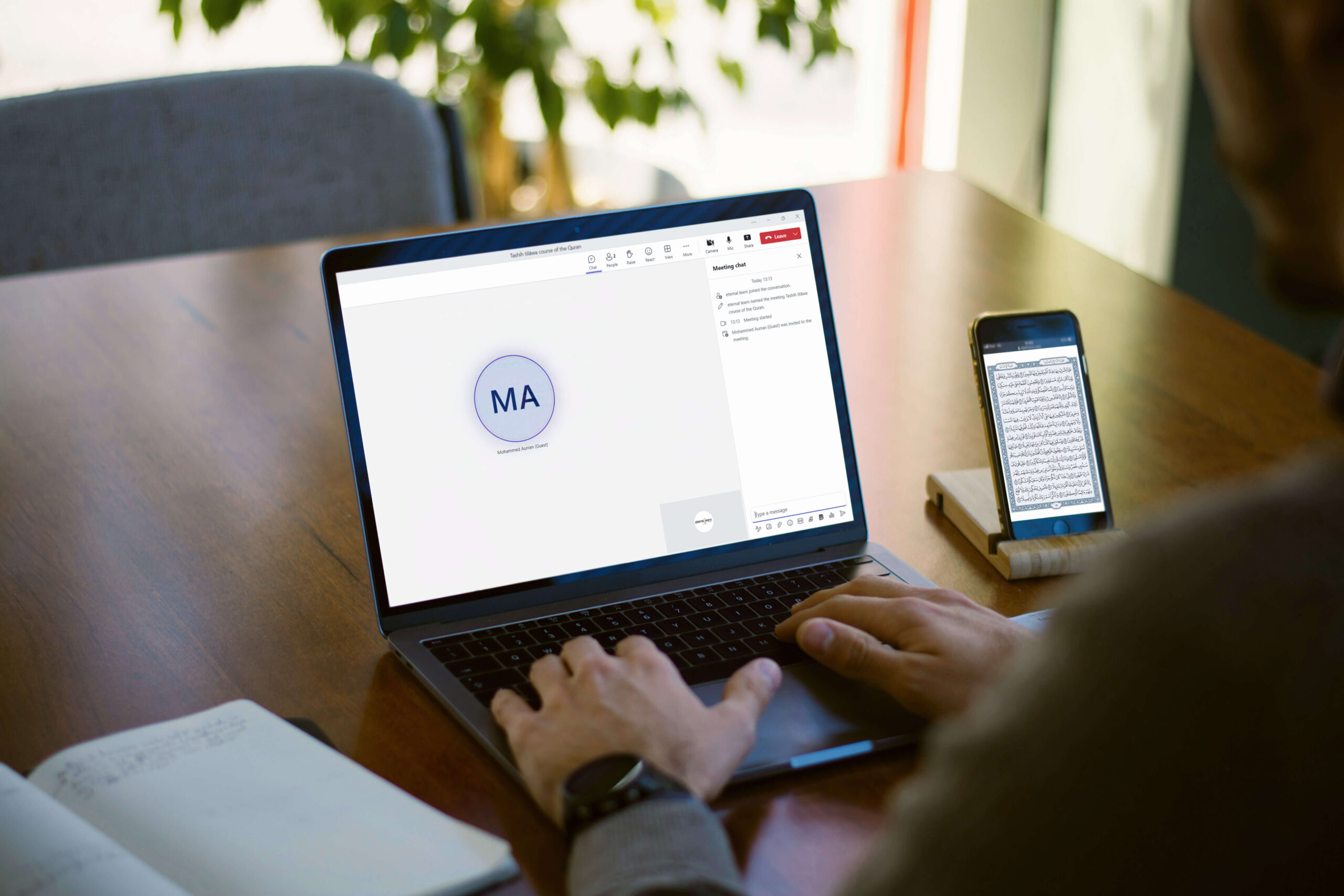 Enseignant de l'Académie EternalLearn donnant un cours de correction de la récitation du Coran en ligne