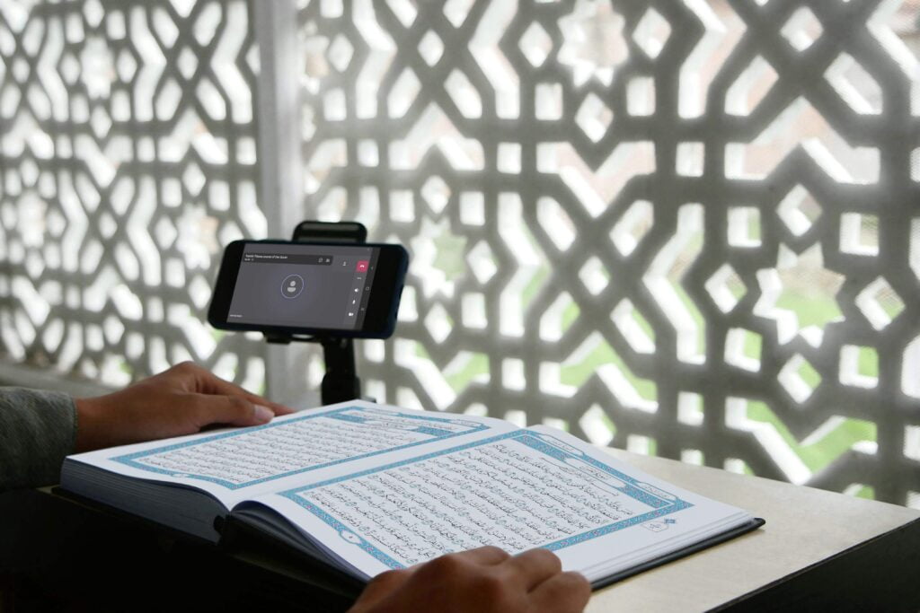 Étudiant récitant le Coran à son enseignant en ligne, durant le cours de correction du Coran à l'Académie EternalLearn.